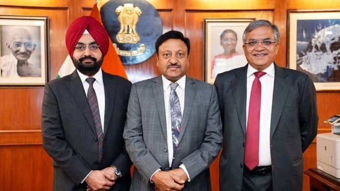 मेरे लाल कुर्ते पर आपत्ति जताने से लेकर मोदी के रोड शो की अनुमति देने तक — निर्वाचन आयोग बदल गया है