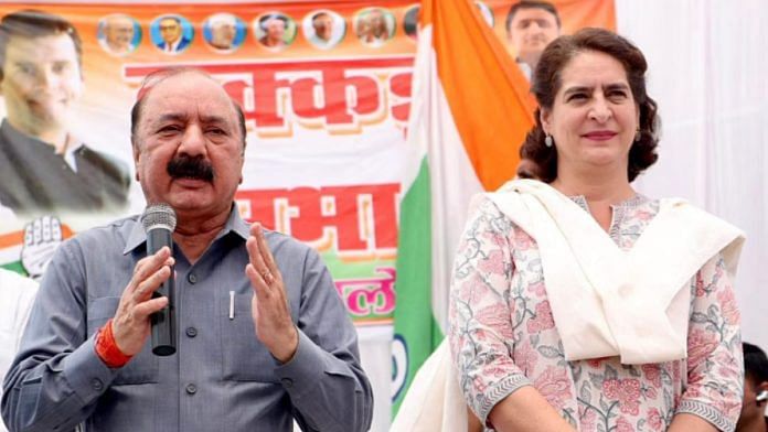 कांग्रेस के अमेठी प्रत्याशी किशोरी लाल शर्मा पार्टी महासचिव प्रियंका गांधी वाड्रा के साथ | फोटो: शिखा सलारिया/दिप्रिंट