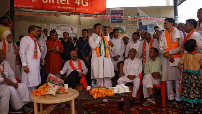हरियाणा की सिरसा लोकसभा सीट से भाजपा के प्रत्याशी अशोक तंवर चुनावी कार्यक्रम में लोगों को संबोधित करते हुए | फोटो: मनीषा मोंडल/दिप्रिंट