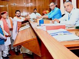 केंद्रीय मंत्री और भाजपा उम्मीदवार अनुराग ठाकुर ने लोकसभा चुनाव के लिए हमीरपुर निर्वाचन क्षेत्र से अपना नामांकन पत्र दाखिल किया | फोटो: एएनआई
