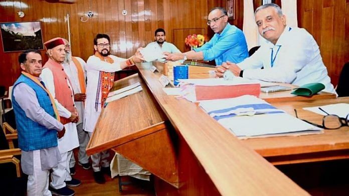 केंद्रीय मंत्री और भाजपा उम्मीदवार अनुराग ठाकुर ने लोकसभा चुनाव के लिए हमीरपुर निर्वाचन क्षेत्र से अपना नामांकन पत्र दाखिल किया | फोटो: एएनआई