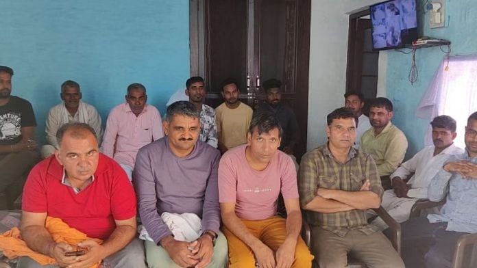 समस्त अविवाहित पुरुष समाज और एककृत रांडा संघ के संस्थापक वीरेंद्र सांगवान और अन्य सदस्य एक बैठक के लिए एकत्र हुए | फोटो: बिस्मी तस्कीन/दिप्रिंट