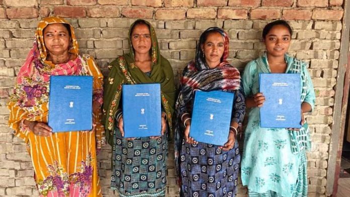 (बाएं से) राधा, लक्ष्मी, चंद्रकला और बावना 2014 में पाकिस्तान के सिंध प्रांत से भारत आए थे; 15 मई को परिवार के पांच सदस्यों को भारतीय नागरिकता प्रदान की गई | फोटो: मयंक कुमार/दिप्रिंट