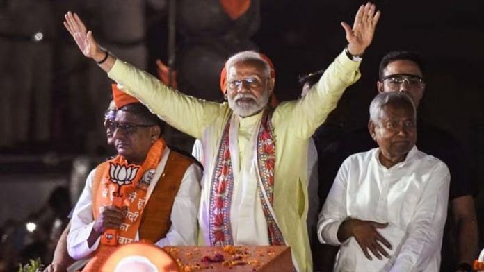 12 मई को पटना में एक रोड शो के दौरान बिहार के सीएम नीतीश कुमार और बीजेपी सांसद रविशंकर प्रसाद के साथ पीएम नरेंद्र मोदी | एएनआई
