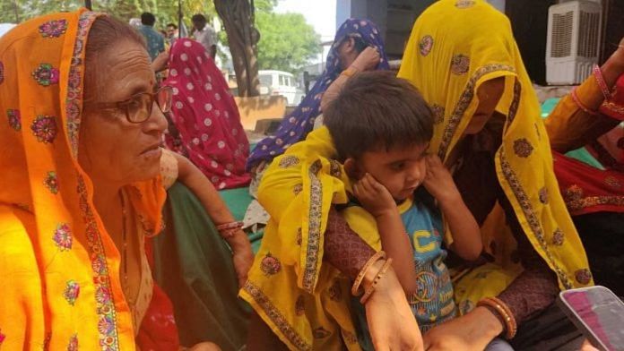 बच्ची की मां को तीन अन्य बच्चों की देखभाल करनी है | फोटो: अनिशा नेहरा/दिप्रिंट