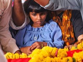 राजकोट अग्निकांड पीड़ितों के शव मिलने के बाद रोते-बिलखते परिवार के सदस्य | फोटो: मनीषा मोंडल/दिप्रिंट