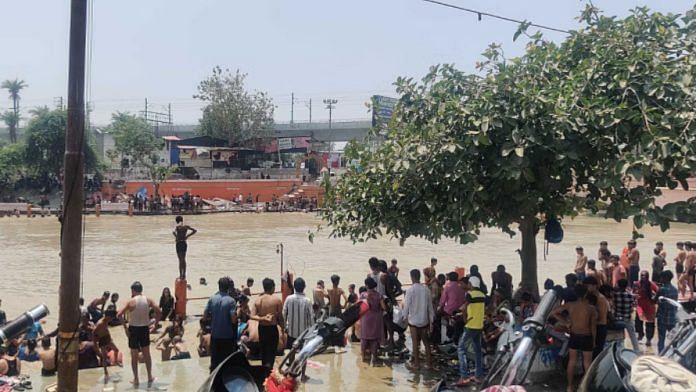 गंगा नहर पर टूरिस्ट, जिसे ‘छोटा हरिद्वार’ के नाम से भी जाना जाता है | फोटो: मृणालिनी ध्यानी/दिप्रिंट