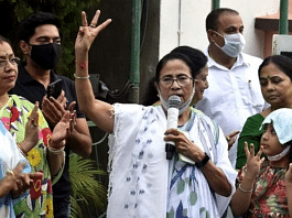 कोलकाता में अपने आवास पर पश्चिम बंगाल की मुख्यमंत्री ममता बनर्जी की फाइल फोटो | फोटो: आलोक नाथ डे/दिप्रिंट