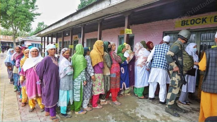 2024 के चुनावों के दौरान पुलवामा में मतदाताओं की प्रतीकात्मक तस्वीर | फोटो: प्रवीण जैन/दिप्रिंट