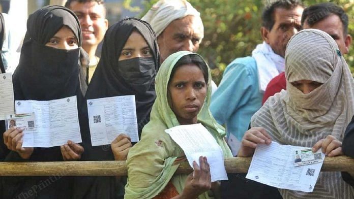 उत्तर प्रदेश में चुनाव के दौरान लाइन में लगे मतदाता | प्रतीकात्मक तस्वीर | प्रवीण जैन/दिप्रिंट