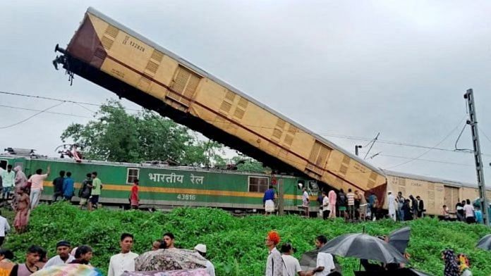 सोमवार, 17 जून, 2024 को न्यू जलपाईगुड़ी रेलवे स्टेशन के पास कंचनजंगा एक्सप्रेस और मालगाड़ी के बीच टक्कर के बाद स्थानीय लोग जमा हुए | फोटो: पीटीआई