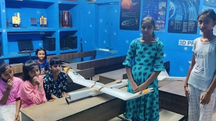अप्रैल में अंतरिक्ष लैब से ग्रेजुएशन करने वालीं अवंतिका और पायल, प्रोग्राम के छोटे बच्चों के साथ | फोटो: सौम्या पिल्लई/दिप्रिंट