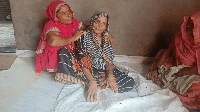 फिरोजाबाद में न्यायिक हिरासत में मारे गए 28-वर्षीय आकाश सिंह की मां शकुंतला | फोटो: कृष्ण मुरारी/दिप्रिंट