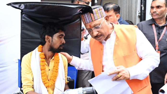 छत्तीसगढ़ की विष्णु देव साय सरकार का पहला जनदर्शन कार्यक्रम राजधानी रायपुर स्थित मुख्यमंत्री निवास कार्यालय में आयोजित किया गया | फोटो: स्पेशल अरेंजमेंट