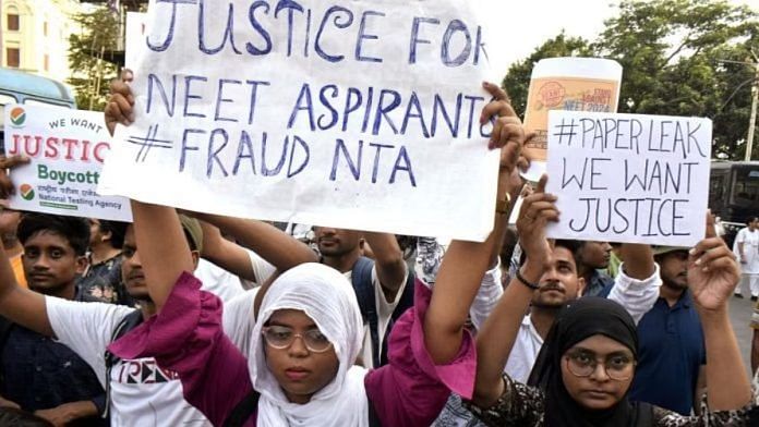 कोलकाता में NEET UG 2024 में कथित गड़बड़ियों के खिलाफ प्रदर्शन करते छात्र | फाइल फोटो: ANI