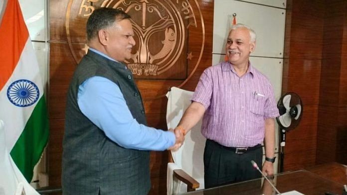 मनोज कुमार सिंह (बाएं) ने दुर्गा शंकर मिश्रा के स्थान पर मुख्य सचिव का पदभार संभाला | एक्स/@ChiefSecyUP