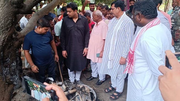 भाजपा प्रतिनिधिमंडल गोपीनाथपुर गांव गया था, जहां पड़ोसी राज्य पश्चिम बंगाल से आए उपद्रवियों द्वारा तोड़फोड़, आगज़नी और बम विस्फोट के बाद झड़पें हुईं | फोटो: नीरज सिन्हा/दिप्रिंट