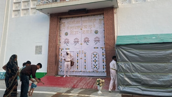 भोले बाबा के भक्त कासगंज में उनके आश्रम के बाहर माथा टेकते हुए | फोटो: शिखा सलारिया/दिप्रिंट