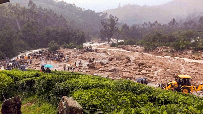 केरल के वायनाड में लगातार जारी भारी बारिश के कारण भूस्खलन से कईं लोगों की मौत हो चुकी है | फोटो: पीटीआई