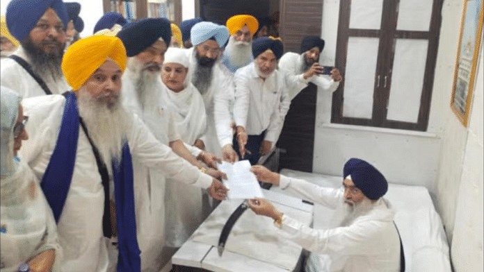 अकाल तख्त सचिवालय में विद्रोही अकाली नेताओं ने जत्थेदार ज्ञानी रघबीर सिंह को माफीनामा सौंपा | फोटो: स्पेशल अरेंजमेंट