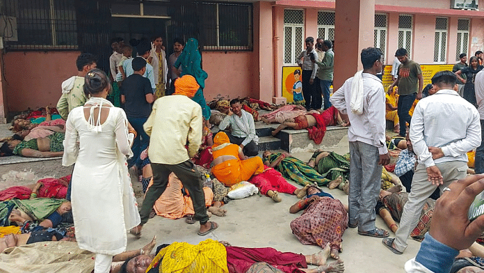 हाथरस जिले में सत्संग के दौरान भगदड़ मचने के बाद ट्रॉमा सेंटर के बाहर पीड़ित | फोटो: पीटीआई