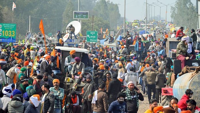 'दिल्ली चलो मार्च' के दौरान पंजाब-हरियाणा शंभू सीमा पर बड़ी संख्या में किसान | फोटो: एएनआई