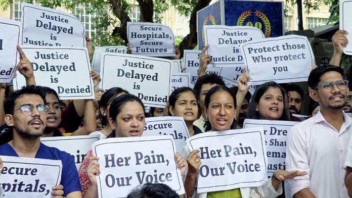 कोलकाता में पोस्टग्रेजुएट ट्रेनी डॉक्टर के कथित यौन उत्पीड़न और हत्या के खिलाफ डॉक्टरों ने मंगलवार, 13 अगस्त को मुंबई के केईएम अस्पताल में विरोध प्रदर्शन किया | फोटो: एएनआई