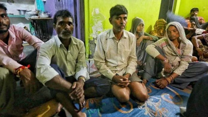 (बाएं से) शशि के पिता पप्पू और बबली के पिता और मां रामवीर और मीरा | फोटो: प्रवीण जैन/दिप्रिंट