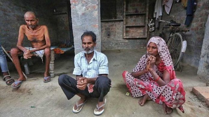 आरोपी दीपक के माता-पिता लज्जावती और शिव दयाल यूपी के भैंसार गांव में अपने घर पर | फोटो: प्रवीण जैन/दिप्रिंट