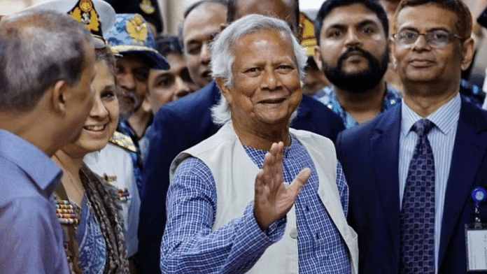 बांग्लादेश में बनने वाली अंतरिम सरकार के मुखिया मुहम्मद यूनुस गुरुवार को ढाका पहुंचे | फोटो: रॉयटर्स/मोहम्मद पोनीर हुसैन