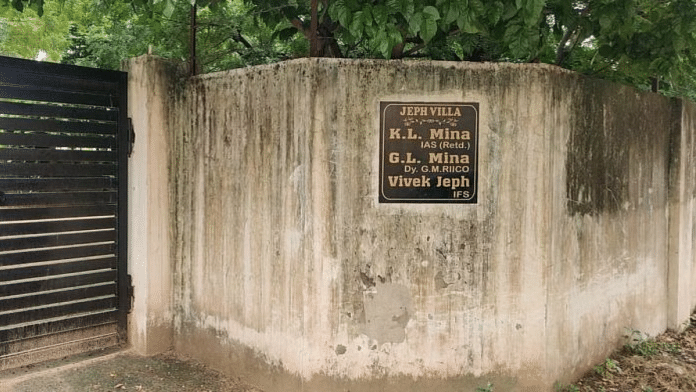 नयाबास में लोग अपने नेमप्लेट पर अपनी सर्विस को गर्व से दर्शाते हैं. गांव के करीब 500 लोग वर्तमान में सरकारी नौकरी में हैं | फोटो: कृष्ण मुरारी/दिप्रिंट