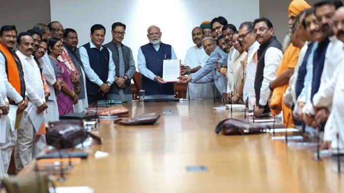 प्रधानमंत्री आज एससी/एसटी भाजपा सांसदों के प्रतिनिधिमंडल के साथ | फोटो: एक्स/@narendramodi