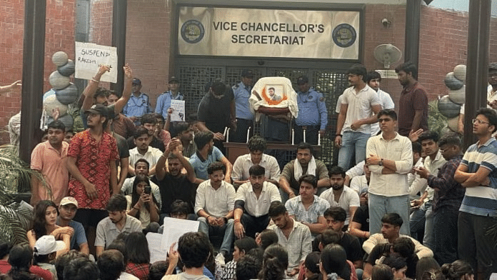 स्टूडेंट्स कुलपति के कार्यालय के बाहर एकत्र हुए और कार्रवाई की मांग की | फोटो: सागरिका किस्सू/दिप्रिंट