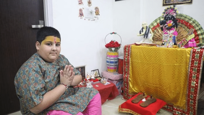 पूजा कक्ष में अपने भगवान की मूर्ति के साथ अभिनव अरोड़ा | फोटो: देवेश सिंह/दिप्रिंट