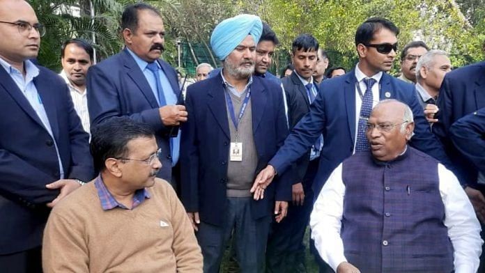 AAP के राष्ट्रीय संयोजक अरविंद केजरीवाल और कांग्रेस अध्यक्ष मल्लिकार्जुन खरगे की फाइल फोटो | प्रतीकात्मक तस्वीर/एएनआई