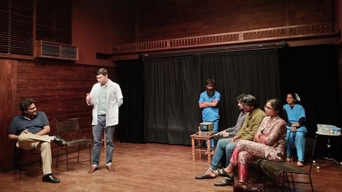 अक्षरा थिएटर में ‘द पेशेंट’ के निर्माण के लिए रिहर्सल करते कलाकार | फोटो: हिना फ़ातिमा/दिप्रिंट