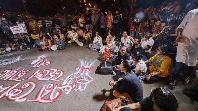 कोलकाता में आरजी कर मेडिकल कॉलेज और अस्पताल में बलात्कार-हत्या की शिकार ट्रेनी डॉक्टर के लिए न्याय की मांग को लेकर विरोध रैली के बाद रात भर के धरने के दौरान अभिनेत्री स्वस्तिका मुखर्जी कार्यकर्ताओं के साथ, रविवार, एक सितंबर, 2024 | फोटो: पीटीआई