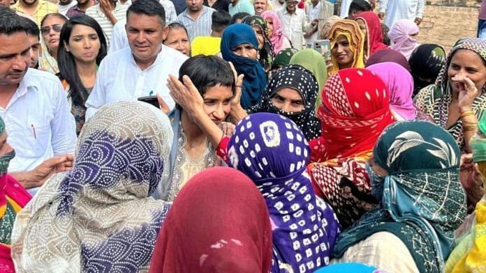पहलवान विनेश फोगाट हरियाणा में प्रचार अभियान के दौरान जनता से मिलती हुईं | एक्स/@Phogat_Vinesh