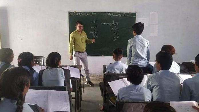 टोंक जिले के सिदरा में उर्दू टीचर गंगाधर मीणा क्लास लेते हुए. इस गांव के स्कूल में 460 में से क़रीब 300 स्टूडेंट्स उर्दू ज़बान के हैं | तस्वीर: कृष्ण मुरारी/दिप्रिंट