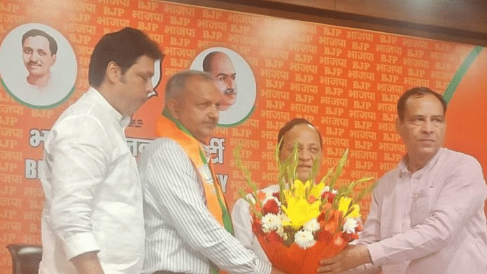 दिल्ली में सुनील सांगवान को भाजपा में शामिल करते हुए हरियाणा के भाजपा प्रभारी बिप्लब देव (सबसे बाएं) और प्रदेश भाजपा अध्यक्ष मोहन लाल बडौली (सबसे दाएं) | फोटो: स्पेशल अरेंजमेंट