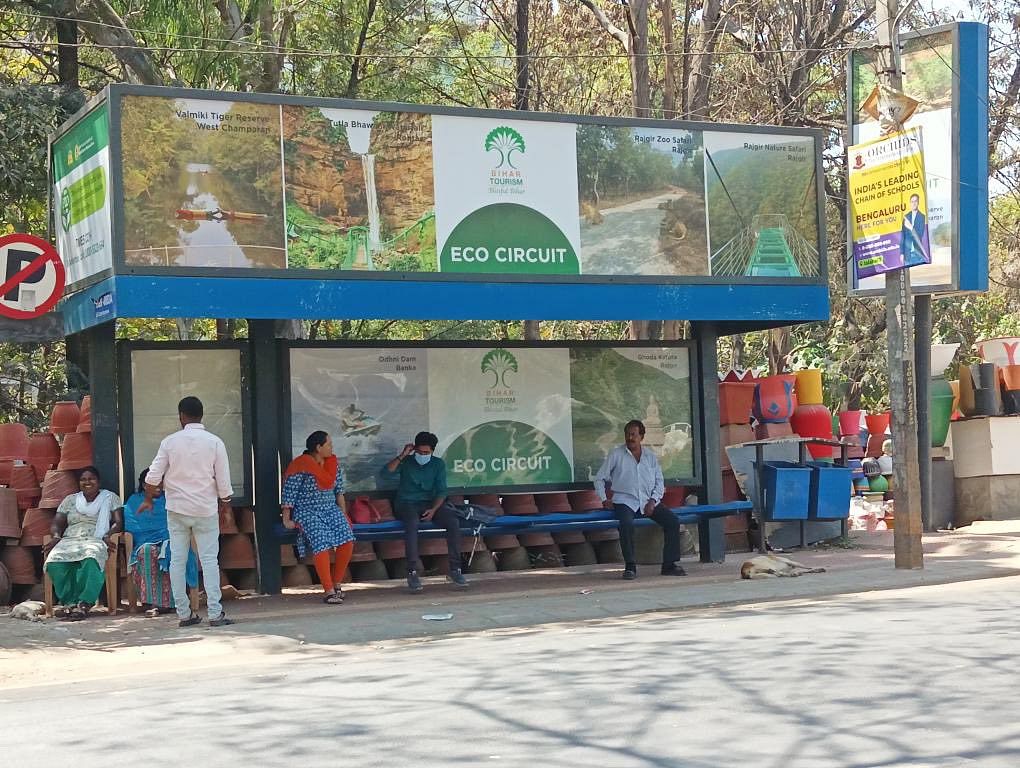बेंगलुरु के एक बस स्टैंड पर बिहार को निहार और ऐसे कईं स्थलों को दिखाने वाला एक होर्डिंग | फोटो: स्पेशल अरेंजमेंट 