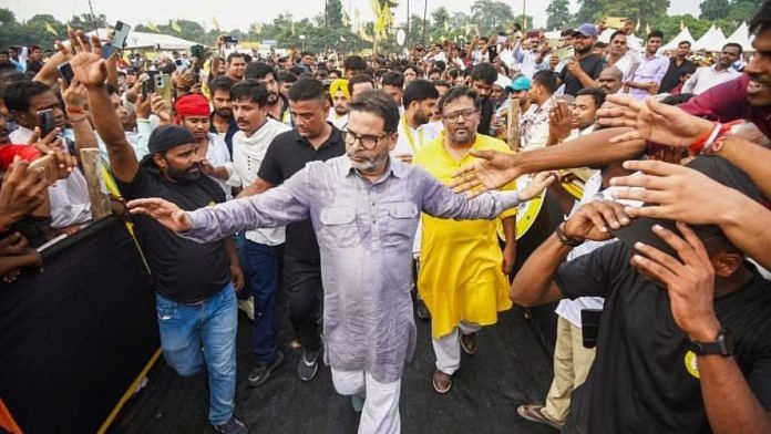 पटना के वेटनरी कॉलेज मैदान में बुधवार को जन सुराज पार्टी के औपचारिक लॉन्च के दौरान समर्थकों के साथ प्रशांत किशोर | फोटो: पीटीआई
