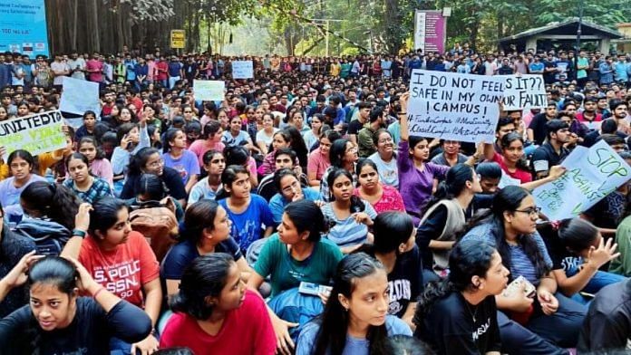 IIT-BHU की छात्रा के साथ कथित गैंगरेप के मामले में पिछले साल छात्रों द्वारा किए गए विरोध प्रदर्शन की फाइल फोटो, वाराणसी | एएनआई