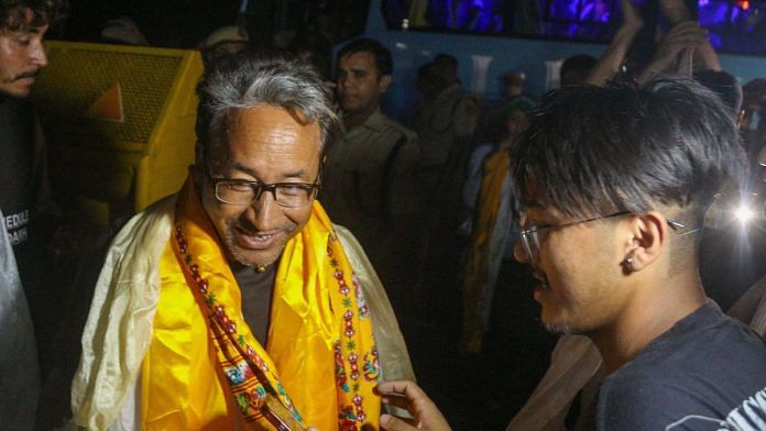 जलवायु कार्यकर्ता सोनम वांगचुक और उनके समर्थकों को दिल्ली तक महीने भर चले मार्च से बुधवार को भारी पुलिस बल और स्थानीय लद्दाख के छात्रों और युवाओं की मौजूदगी में राजघाट लाया गया | फोटो: सूरज सिंह बिष्ट/दिप्रिंट