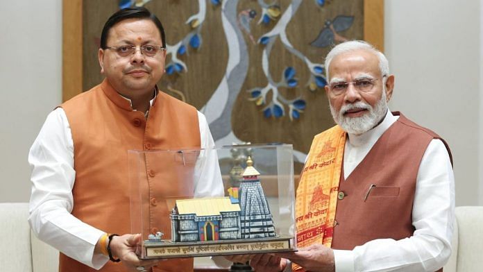 धामी ने पीएम को केदारनाथ मंदिर की प्रतिकृति और बाबा केदारनाथ का प्रसाद भी भेंट किया | फोटो: स्पेशल अरेंजमेंट