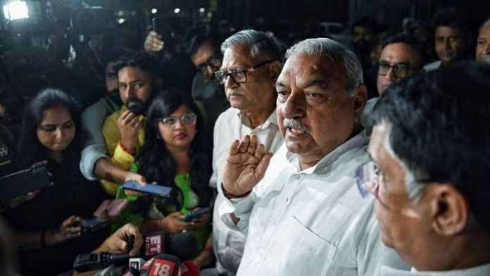 हरियाणा के पूर्व सीएम और पार्टी नेता भूपेंद्र सिंह हुड्डा बुधवार को नई दिल्ली में हरियाणा चुनाव के नतीजों को लेकर चिंताओं को लेकर निर्वाचन आयोग के साथ कांग्रेस प्रतिनिधिमंडल की बैठक के बाद मीडिया को संबोधित करते हुए | फोटो: एएनआई