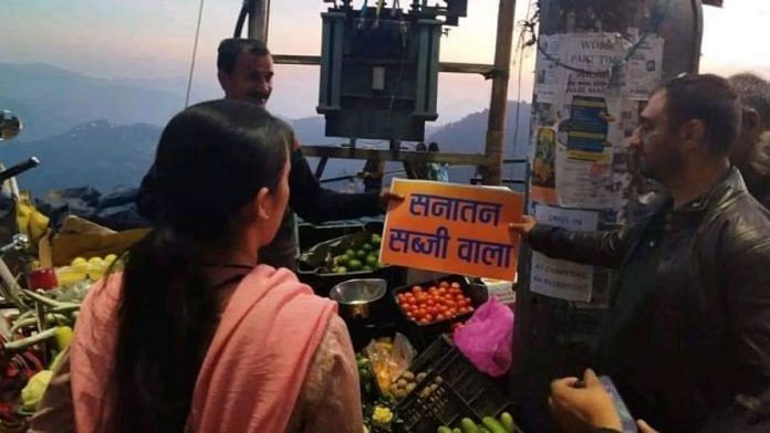 संजौली में सब्ज़ी और फल विक्रेताओं को ‘सनातन सब्ज़ी वाला’ के बोर्ड दिए जा रहे हैं | फोटो: सौरभ चौहान/दिप्रिंट