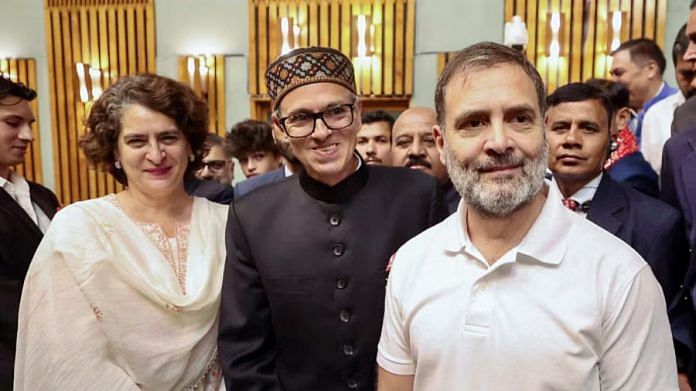 जम्मू-कश्मीर के सीएम उमर अब्दुल्ला के शपथ ग्रहण समारोह में उनके साथ कांग्रेस नेता प्रियंका और राहुल गांधी | फोटो: एएनआई