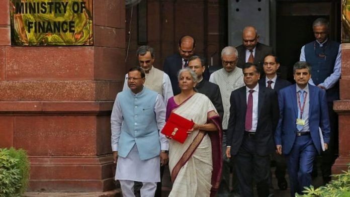 वित्त मंत्रालय के बाहर बजट टैबलेट के साथ वित्त मंत्री निर्मला सीतारमण और उनकी टीम | फोटो: प्रवीण जैन/दिप्रिंट