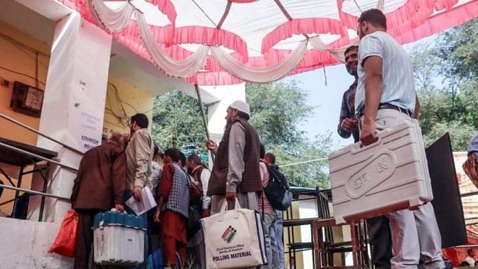 जम्मू-कश्मीर विधानसभा चुनाव के दूसरे चरण की पूर्व संध्या पर ईवीएम लेकर मतदान अधिकारी अपने निर्धारित मतदान केंद्रों की ओर बढ़ते हुए. पुंछ के मेंढर में 25 सितंबर को मतदान हुआ था | फोटो: एएनआई